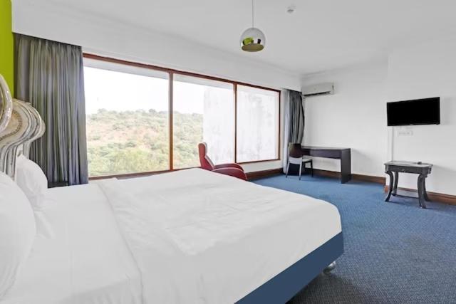 Royal Palms Hotel 뭄바이 외부 사진